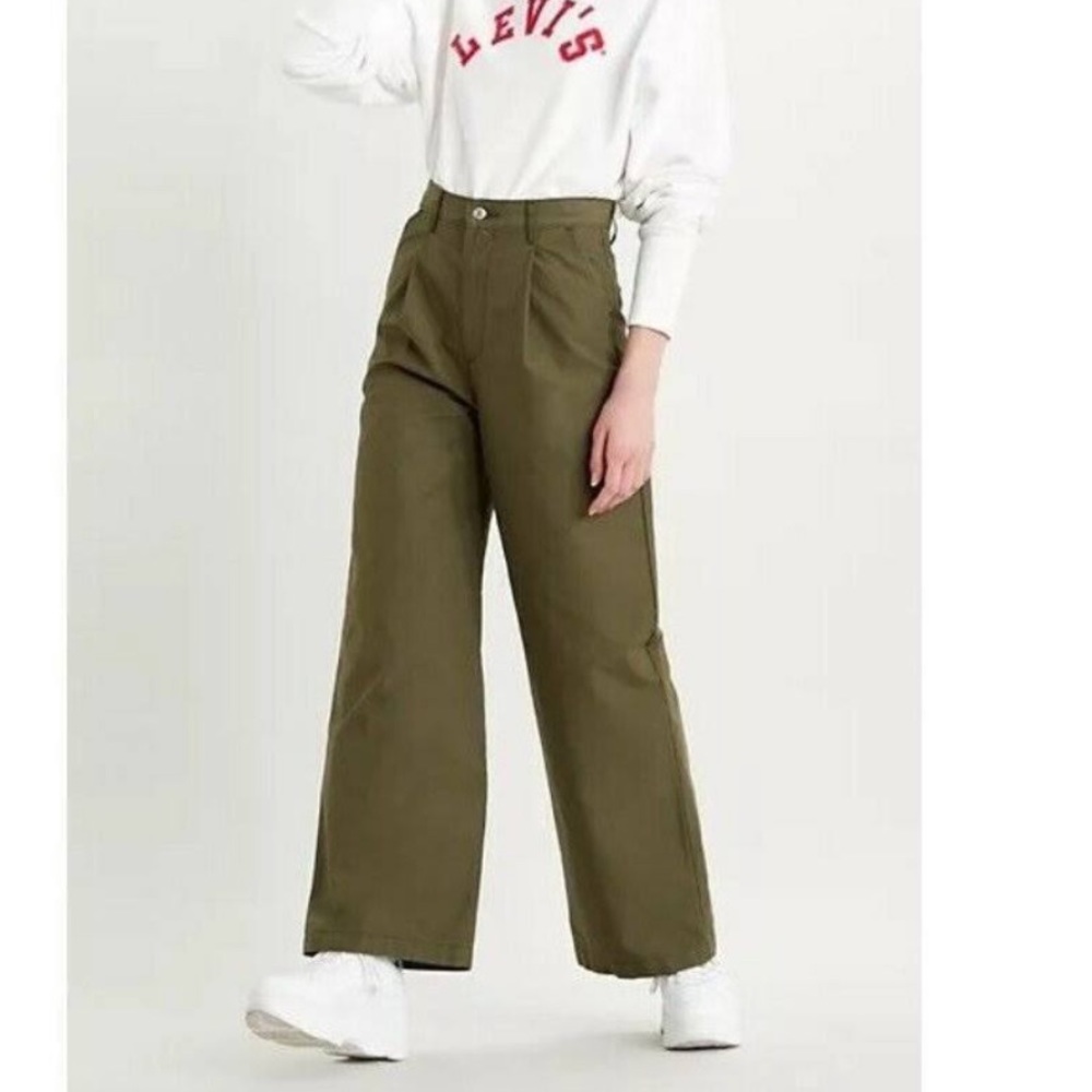 Levi’s pleated high waist wide leg cotton pants with pleats!